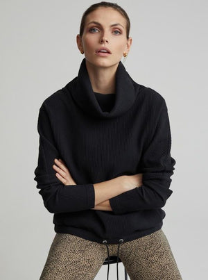 An elevated sweatshirt with a turtleneck, wide rib and slim sleeves.